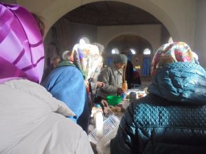 Праздник Покрова Божей Матери- один из самых утешительных праздников всего христианского мира. Владычица мира со всеми святыми молится за всех христиан и покрывает их Своим Божественным покровом. Ее святая молитва отыщет вас, подкрепит, умудрит и даст новую силу нести крест наш. 14 октября 2017 года, в этот великий праздник в храме села Ира отцом Алексием был проведен праздничный молебен с крестным ходом. После молебна,силами приходского совета была организованна трапеза любви. Все прихожани и батюшка были приглашены на чаепитие.